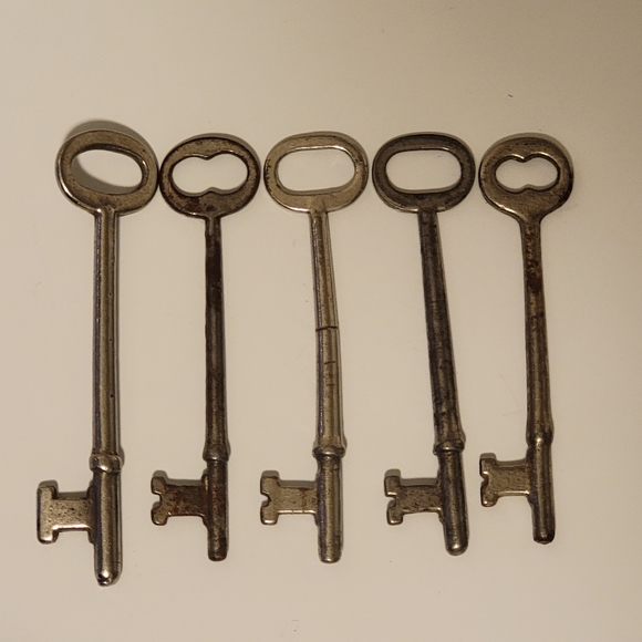 Vintage Lot Of 14 Old Antique Skeleton Keys 13 Solid Barrel / 1 Hollow - 6 Sizes - Picture 12 of 16